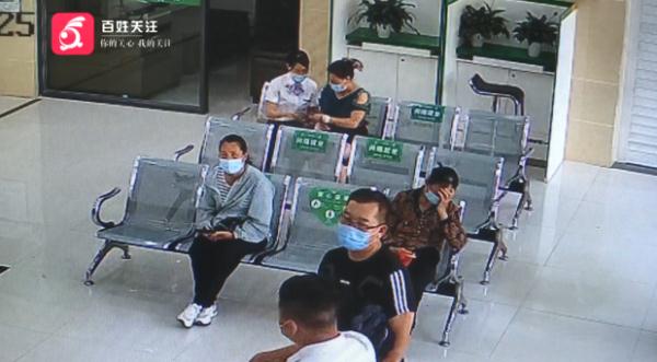 女子情绪激动冲进银行：我可能被骗了！工作人员一番操作后……